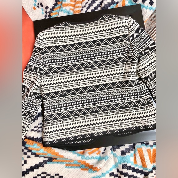 Arthur S. Levine Tahari Black & White Graphic Blazer - Picture 2 of 10